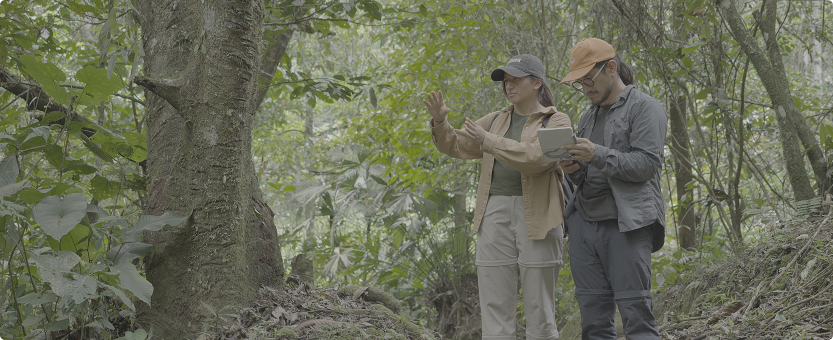 Dos personas revisando un mapa al aire libre