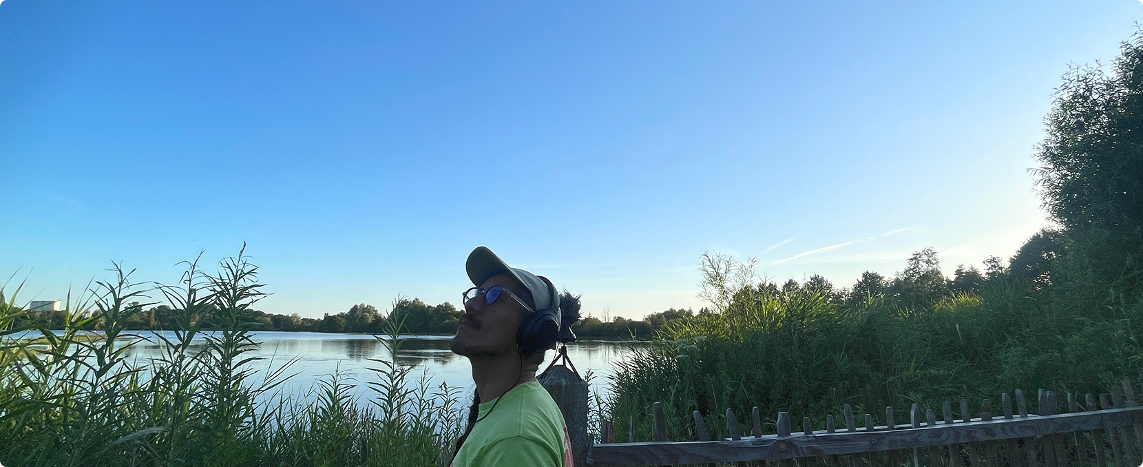 Vista de un lago rodeado de vegetación